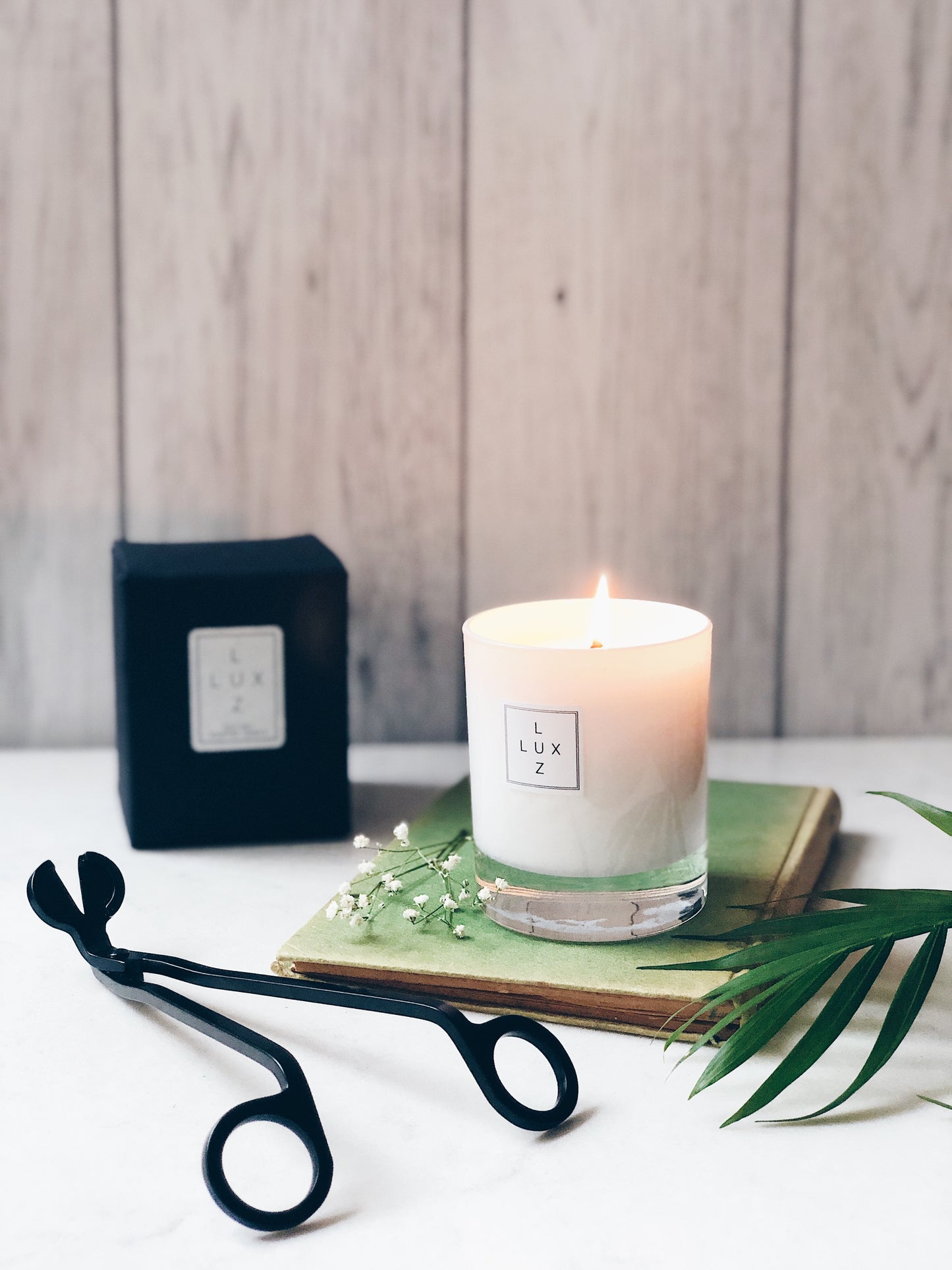 Gift combo: Signature scented candle and wick trimmer
